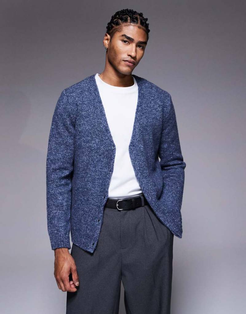 ASOS DESIGN - Relaxed-Fit-Strickjacke in Blau mit V-Ausschnitt und verdeckter Knopfleiste ASOS DESIGN - Relaxed-Fit-Strickjacke in Blau mit V-Ausschnitt und verdeckter Knopfleiste von ASOS DESIGN
