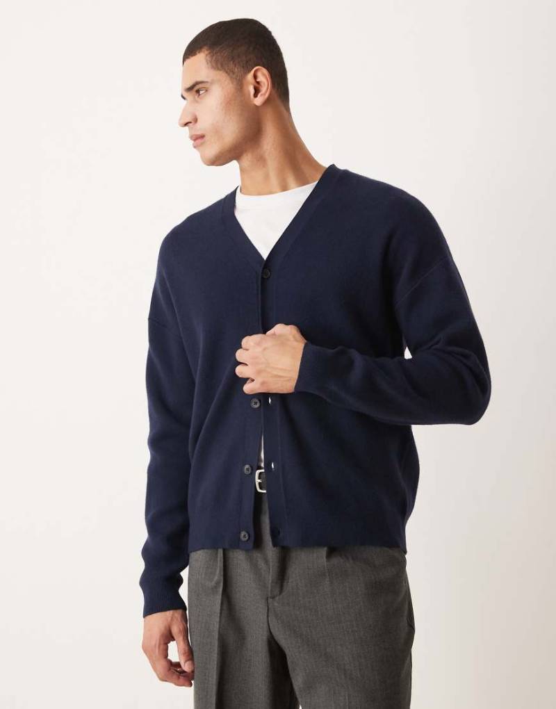 ASOS DESIGN - Relaxed-Fit-Strickjacke in Marineblau mit V-Ausschnitt von ASOS DESIGN