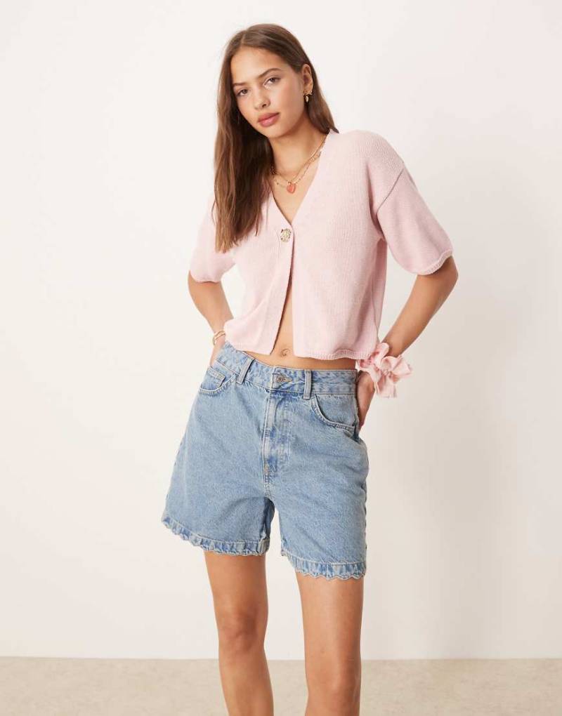 ASOS DESIGN - Relaxed-Fit-Strickjacke in Rosa mit goldfarbenen Blumenknöpfen von ASOS DESIGN