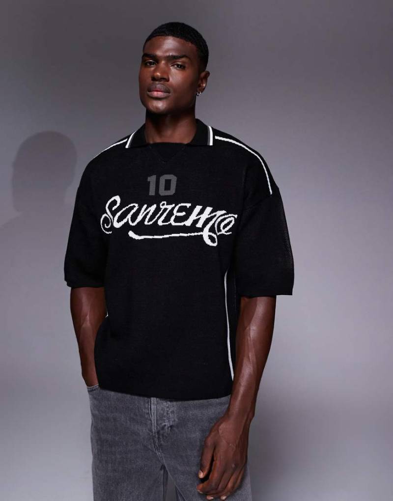 ASOS DESIGN - Relaxed Fit Strick-Polohemd in Schwarz mit Sport-Prints von ASOS DESIGN