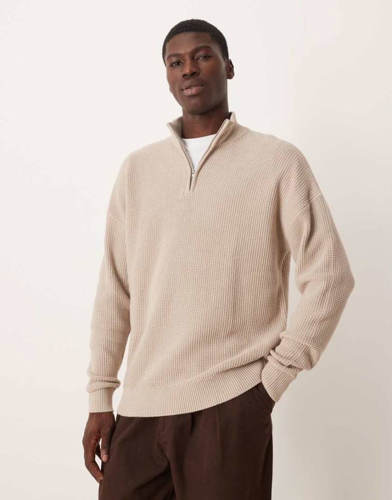 ASOS DESIGN - Relaxed-Fit-Strickpullover aus Pikee in Steinbeige mit Stehkragen-Neutral von ASOS DESIGN