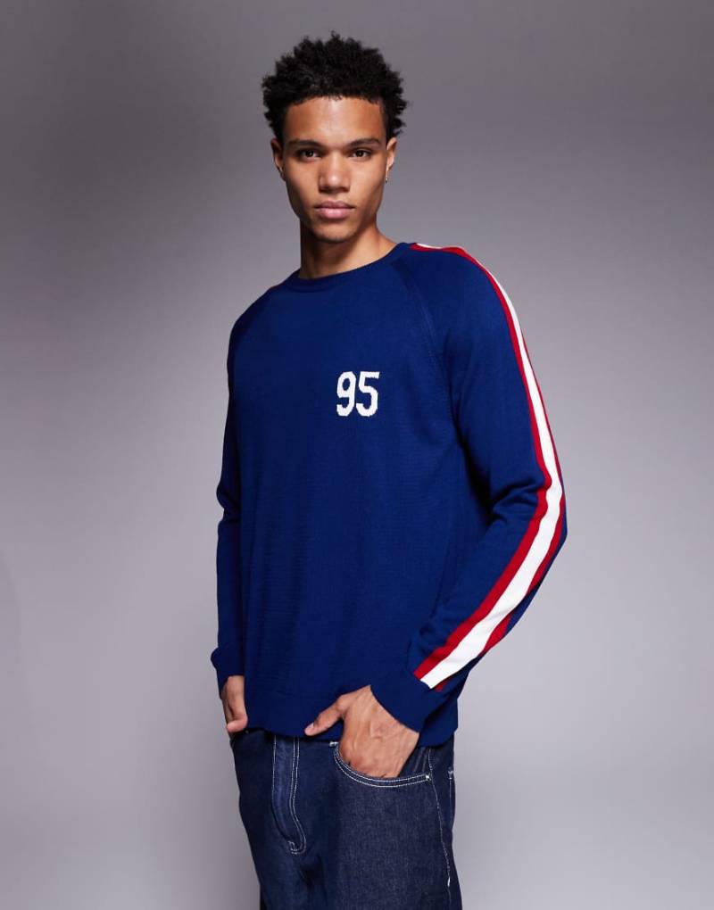 ASOS DESIGN - Relaxed-Fit-Strickpullover in Marineblau mit Rundhalsausschnitt und 95-Grafik von ASOS DESIGN