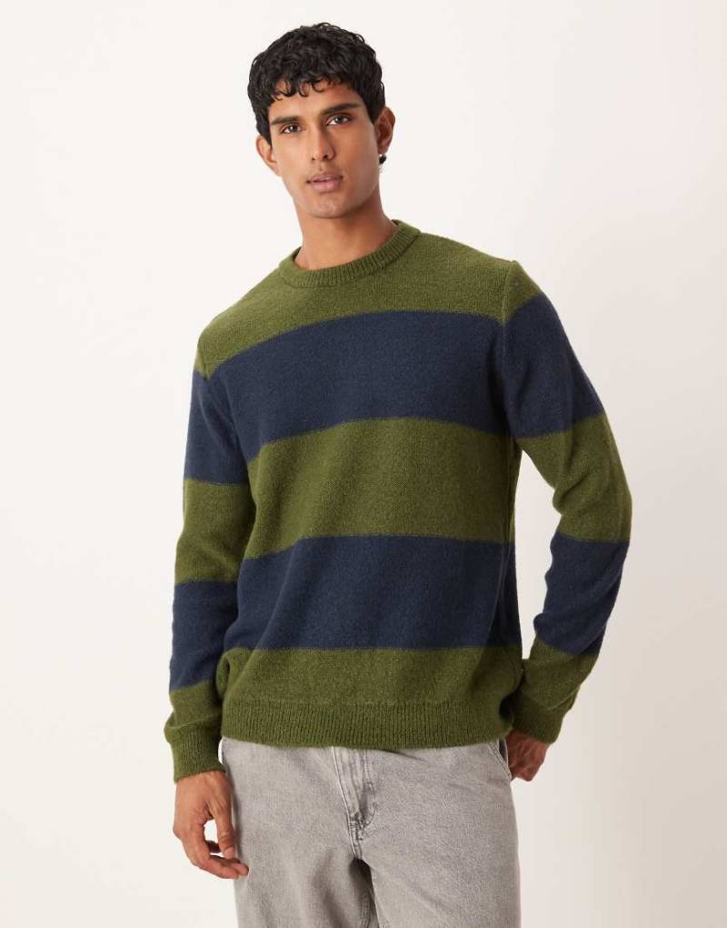 ASOS DESIGN - Relaxed-Fit-Strickpullover mit Rundhalsausschnitt und Streifen in Grün und Marineblau von ASOS DESIGN