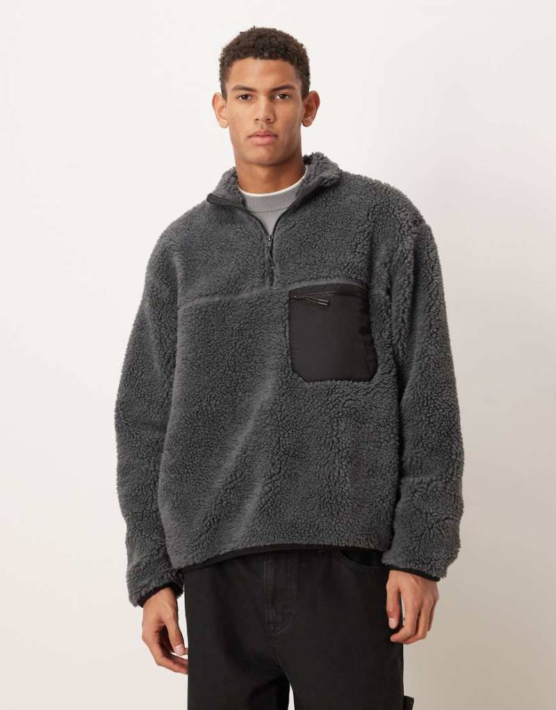 ASOS DESIGN - Relaxed-Fit-Sweatshirt aus Fleece in Grau mit kurzem Reißverschluss und Tasche von ASOS DESIGN