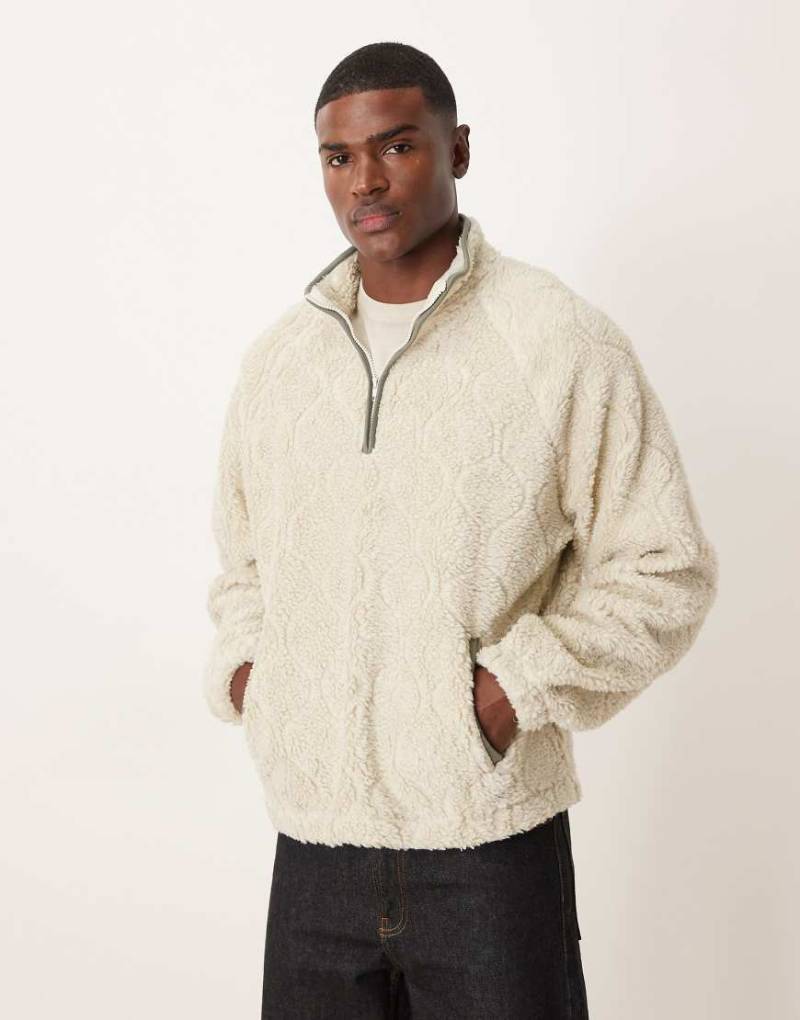 ASOS DESIGN - Relaxed-Fit-Sweatshirt aus Teddystoff in Beige mit kurzem Reißverschluss-Neutral von ASOS DESIGN