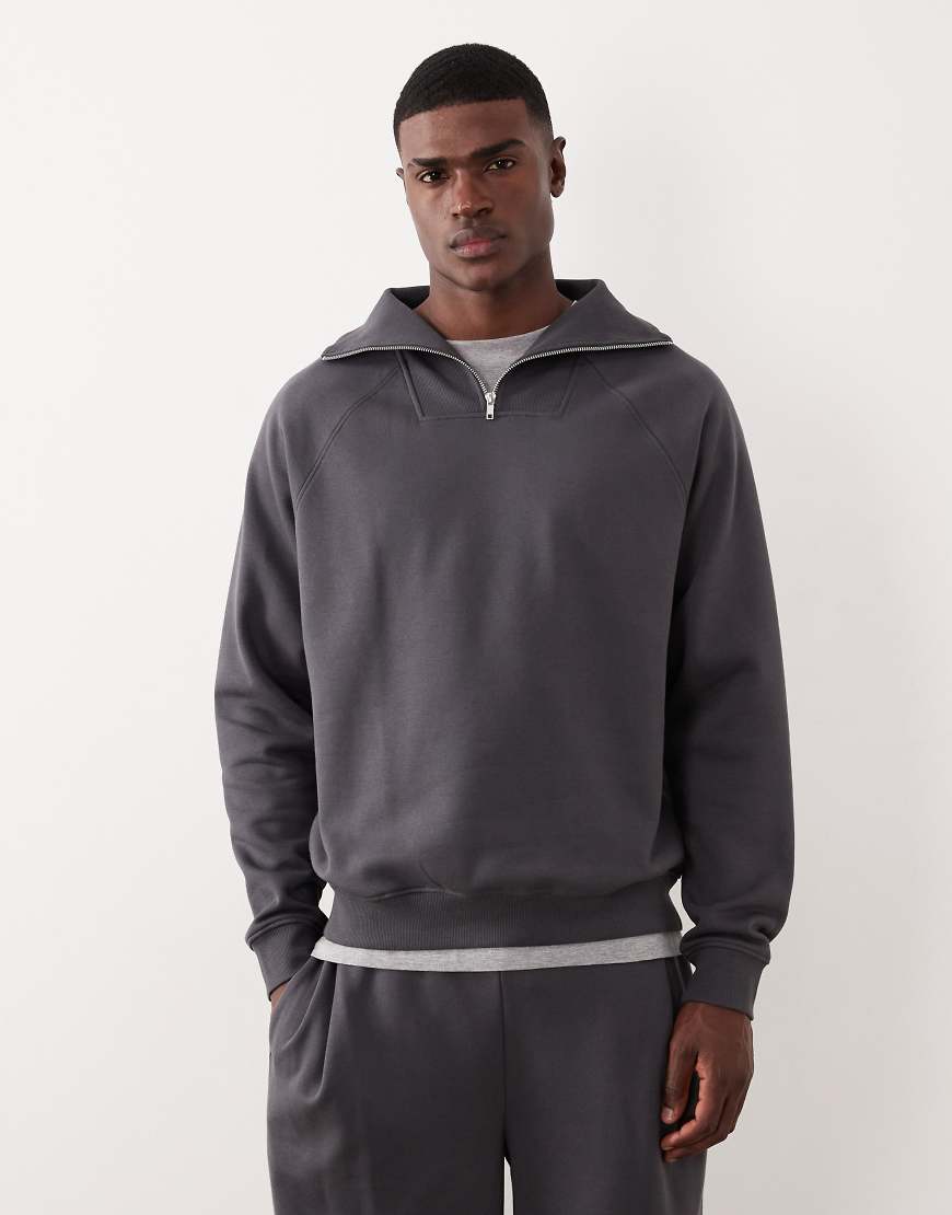 ASOS DESIGN - Relaxed-Fit-Sweatshirt in Anthrazit mit kurzem Reißverschluss-Grau von ASOS DESIGN