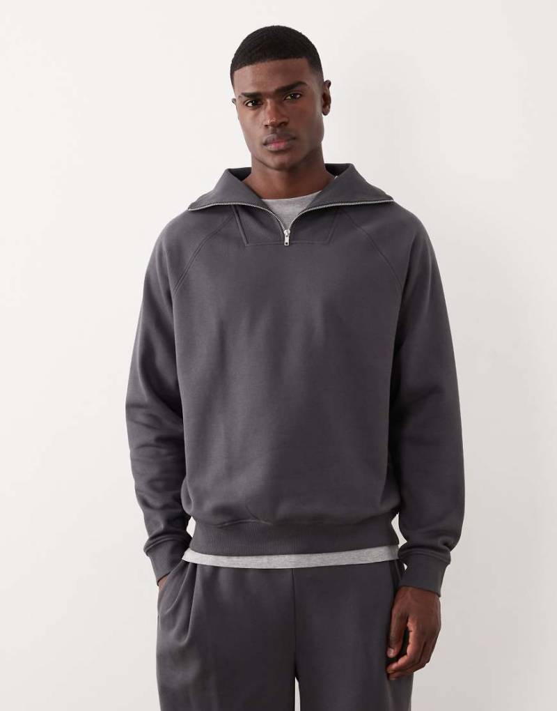 ASOS DESIGN - Relaxed-Fit-Sweatshirt in Anthrazit mit kurzem Reißverschluss-Grau von ASOS DESIGN