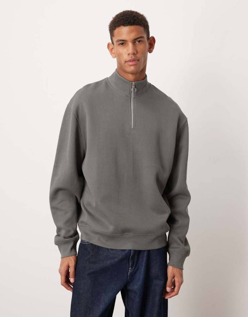 ASOS DESIGN - Relaxed-Fit-Sweatshirt in Anthrazit mit kurzem Reißverschluss-Grau von ASOS DESIGN