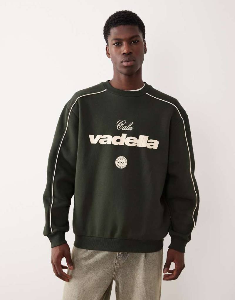 ASOS DESIGN - Relaxed-Fit-Sweatshirt in Dunkelgrün mit Paspelierung und Print von ASOS DESIGN