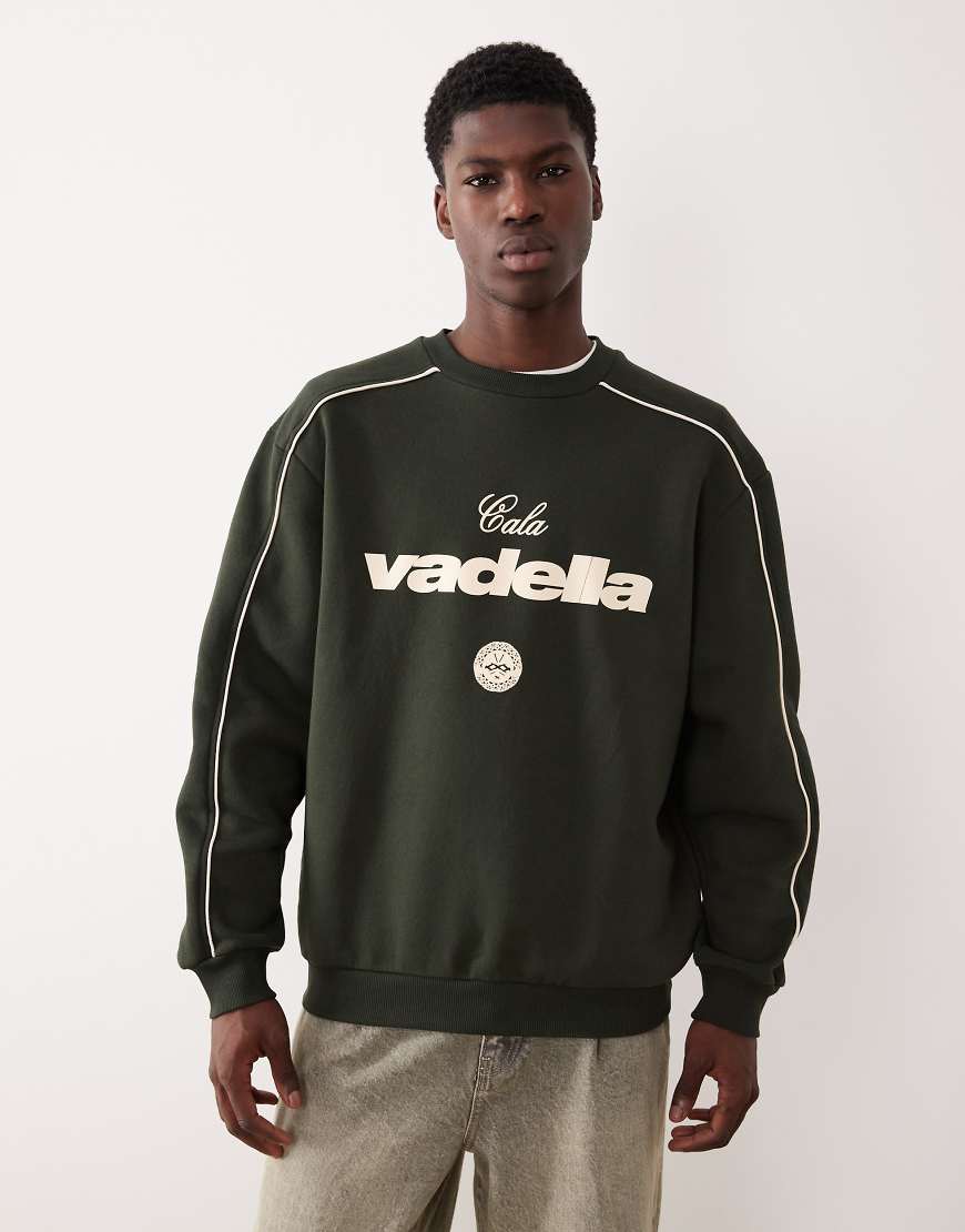 ASOS DESIGN - Relaxed-Fit-Sweatshirt in Dunkelgrün mit Paspelierung und Print von ASOS DESIGN