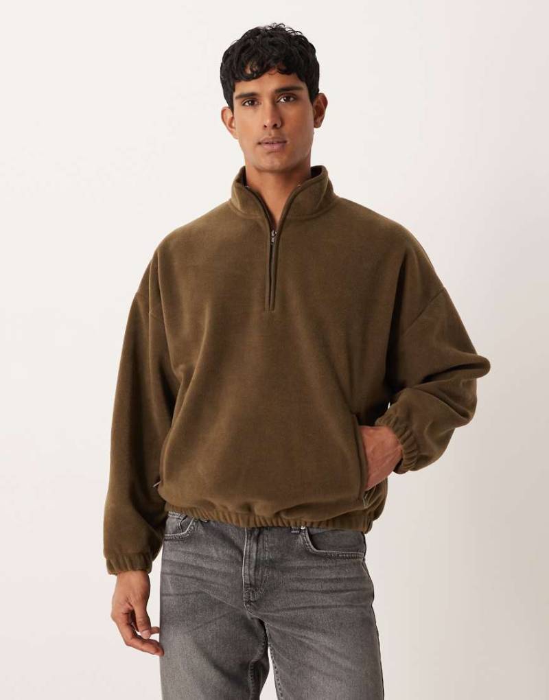 ASOS DESIGN - Relaxed Fit Sweatshirt in Khaki mit überschnittener Schulter und kurzem Reißverschluss-Grün von ASOS DESIGN