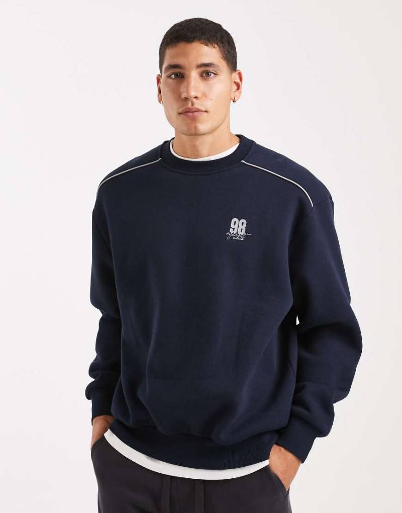 ASOS DESIGN - Relaxed-Fit-Sweatshirt in Marineblau mit Paspelierung und Sportnummern-Grafik von ASOS DESIGN