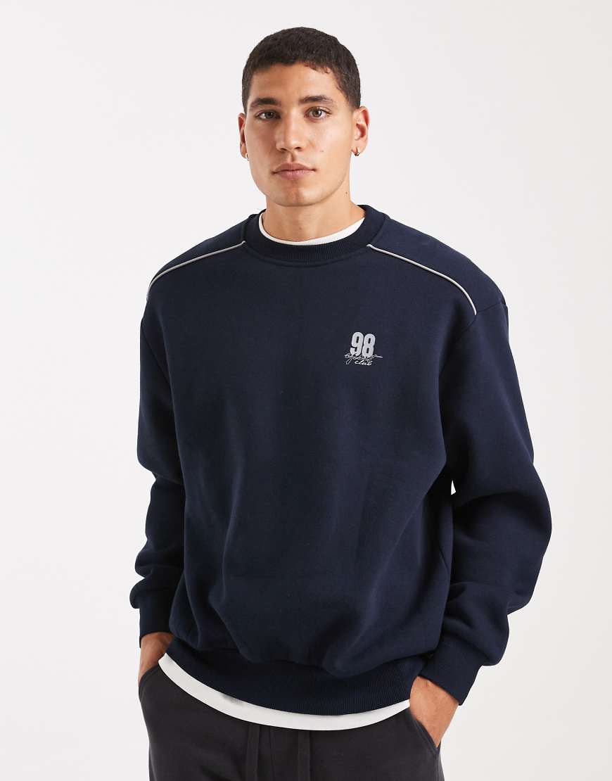 ASOS DESIGN - Relaxed-Fit-Sweatshirt in Marineblau mit Paspelierung und Sportnummern-Grafik von ASOS DESIGN