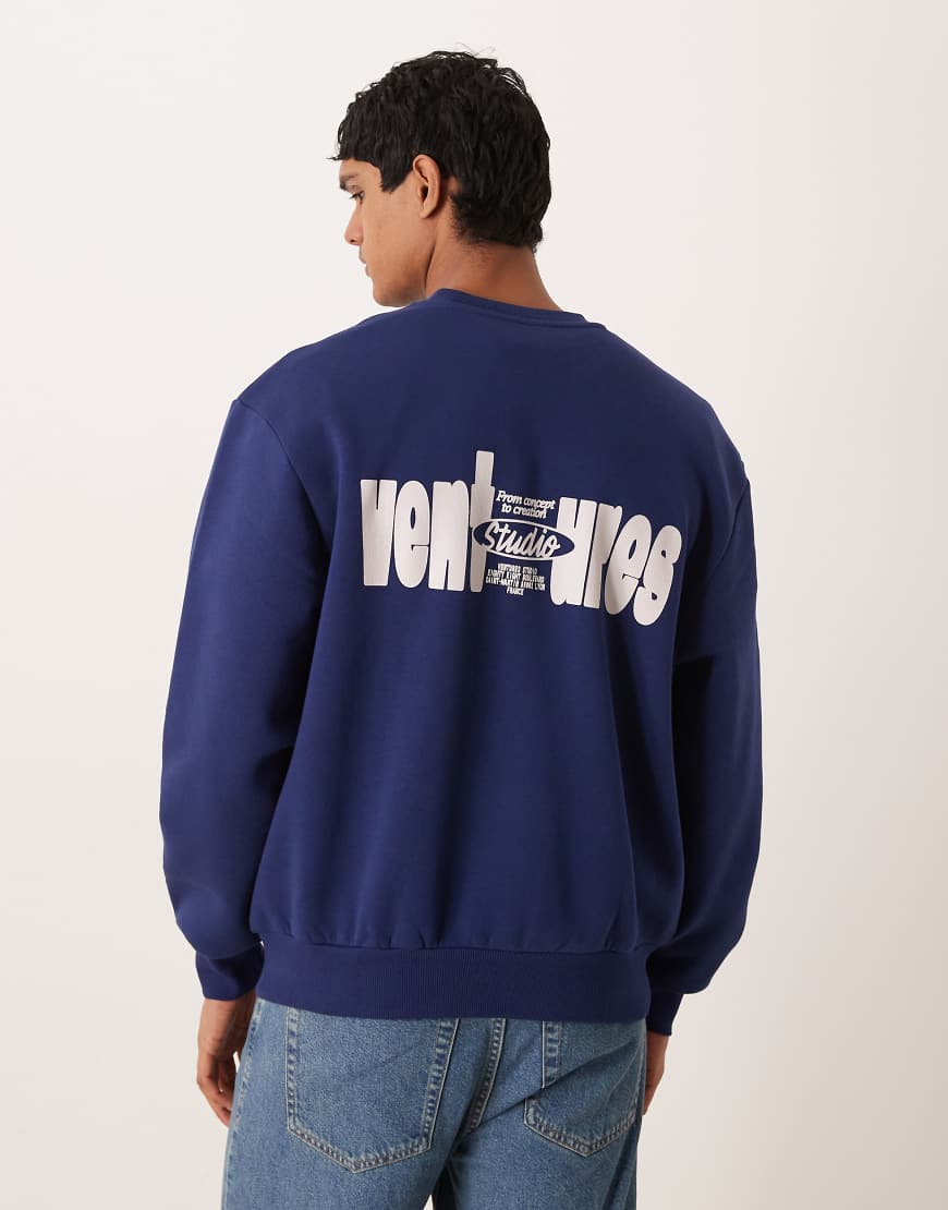 ASOS DESIGN - Relaxed Fit Sweatshirt in Marineblau mit Prints von ASOS DESIGN