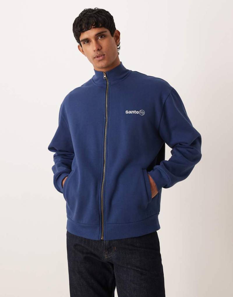 ASOS DESIGN - Relaxed-Fit-Sweatshirt in Marineblau mit kurzem Reißverschluss und Textstickerei von ASOS DESIGN