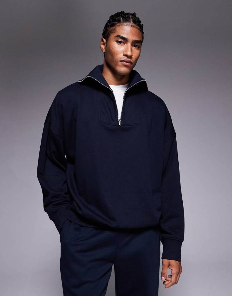 ASOS DESIGN - Relaxed-Fit-Sweatshirt in Marineblau mit überschnittener Schulterpartie und kurzem Reißverschluss von ASOS DESIGN