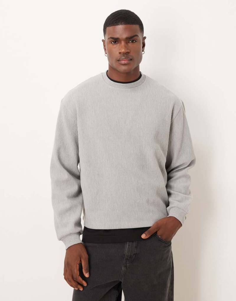 ASOS DESIGN - Angerautes, geripptes Sweatshirt in meliertem Grau mit kastigem Schnitt von ASOS DESIGN