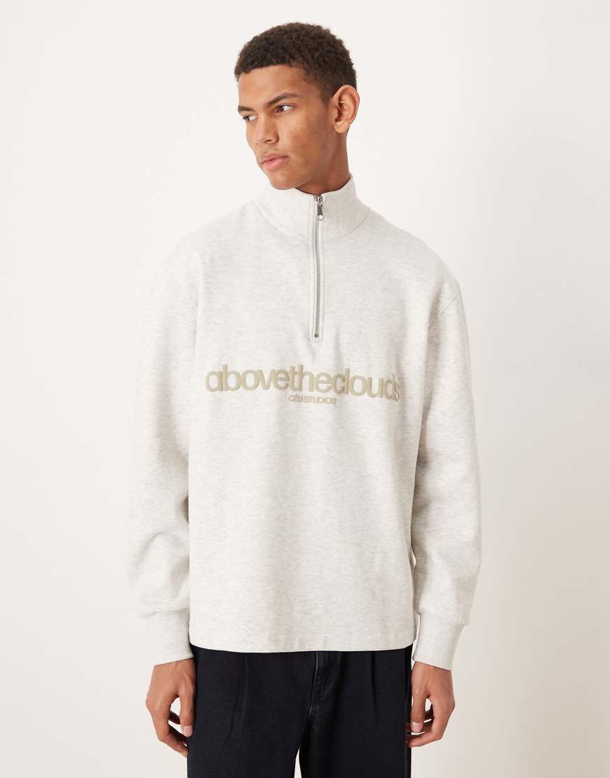 ASOS DESIGN - Relaxed-Fit-Sweatshirt in meliertem Weiß mit kurzem Reißverschluss und farblich abgestimmtem Schaumprint von ASOS DESIGN