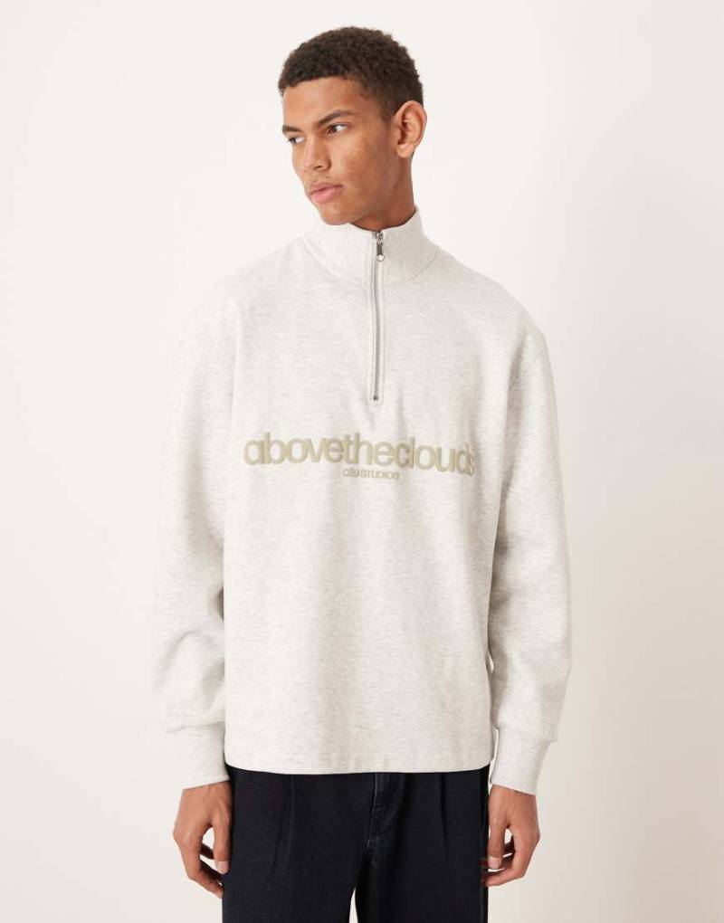 ASOS DESIGN - Relaxed-Fit-Sweatshirt in meliertem Weiß mit kurzem Reißverschluss und farblich abgestimmtem Schaumprint von ASOS DESIGN