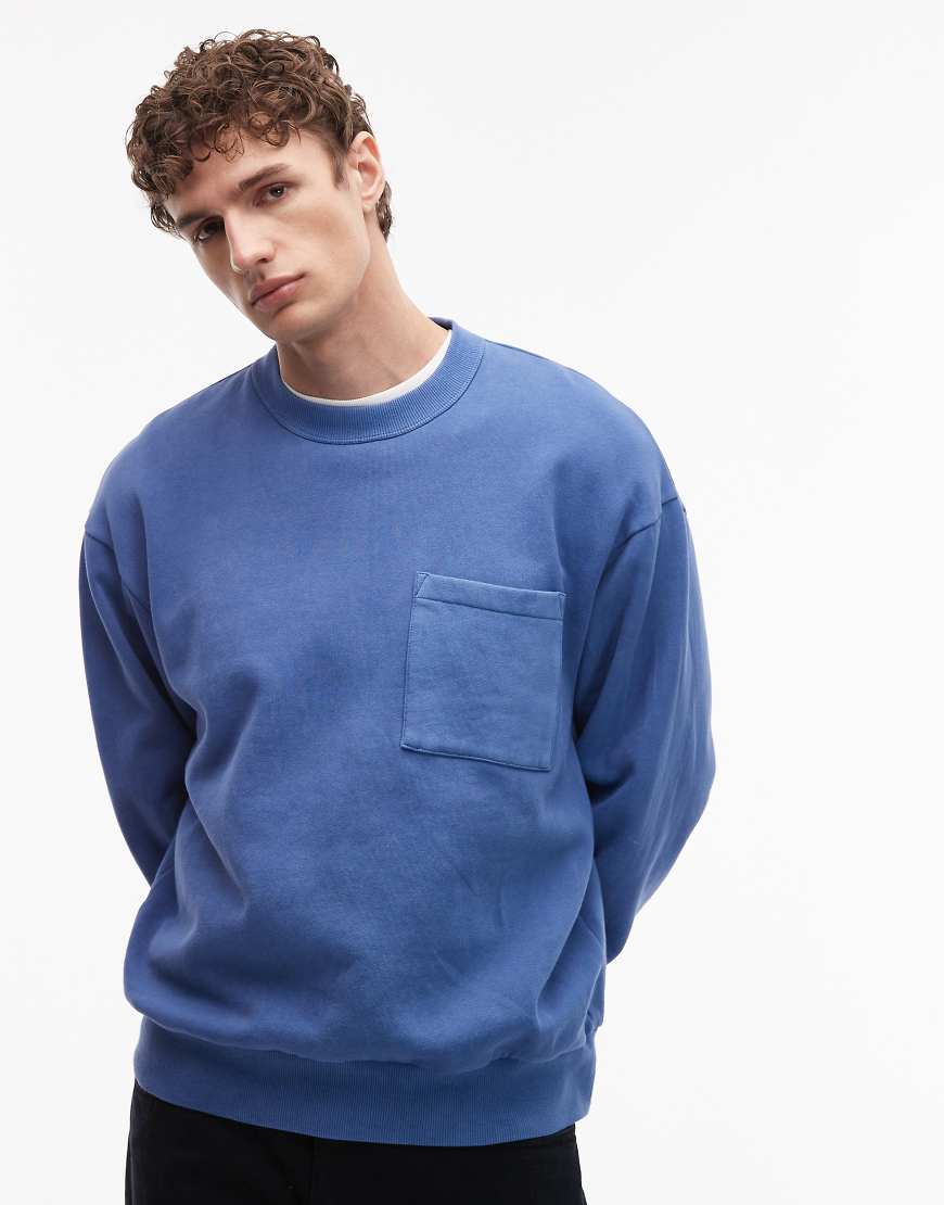 ASOS DESIGN - Relaxed-Fit-Sweatshirt in verwaschenem Blau mit Aufnäher aus Webstoff von ASOS DESIGN