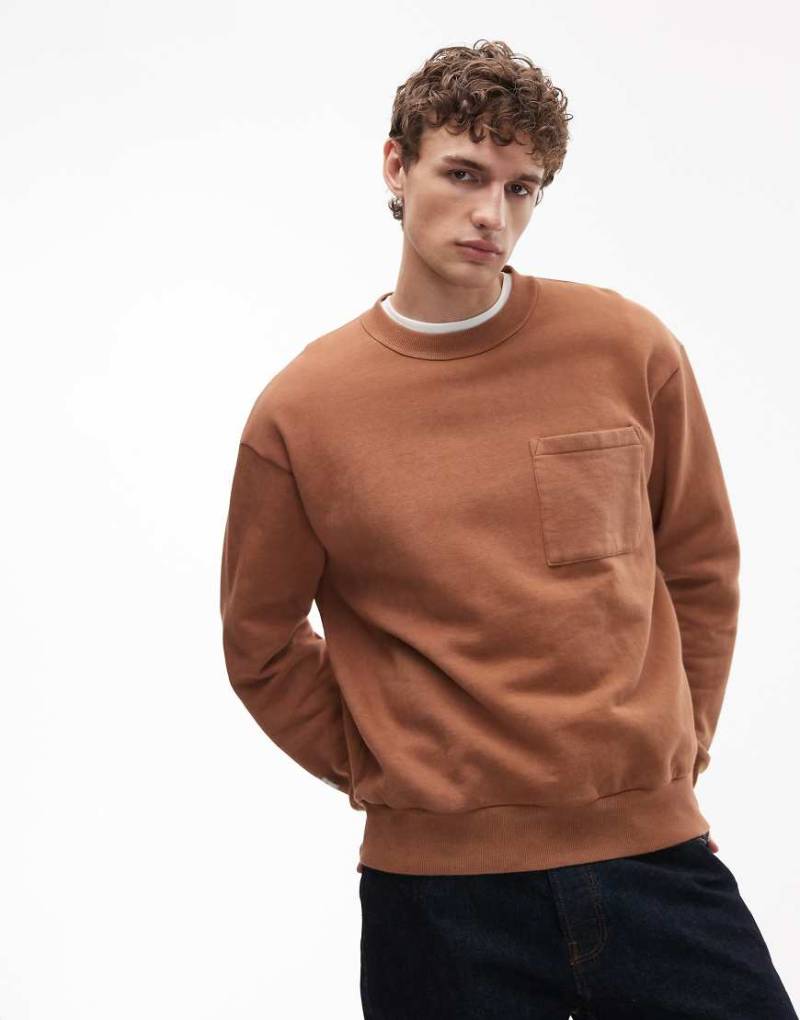 ASOS DESIGN - Relaxed-Fit-Sweatshirt in verwaschenem Braun mit Aufnäher aus Webstoff-Brown von ASOS DESIGN