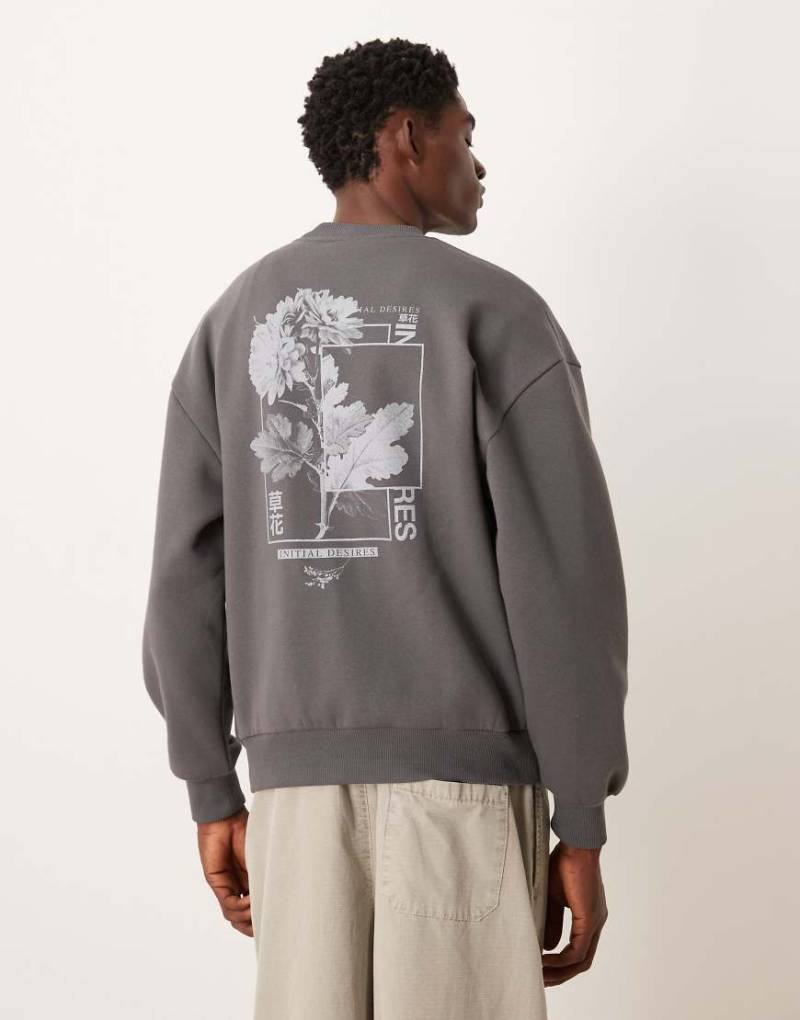 ASOS DESIGN - Relaxed-Fit-Sweatshirt in verwaschenem Grau mit Blumenmuster von ASOS DESIGN