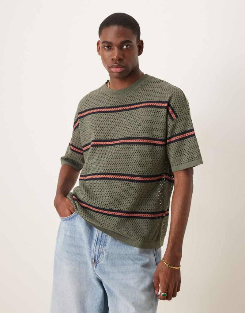 ASOS DESIGN - Relaxed Fit T-Shirt aus offenmaschigem Strick in gestreiftem Grün-Gelb von ASOS DESIGN