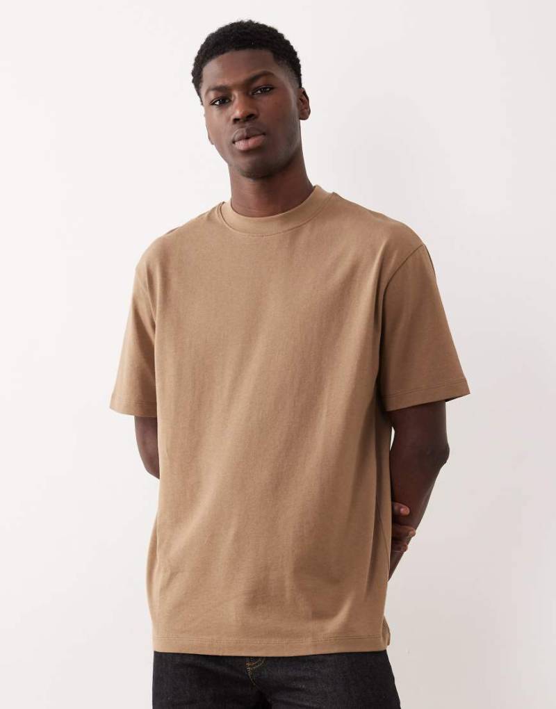 ASOS DESIGN - Relaxed-Fit-T-Shirt aus schwerem Material in Braun-Brown von ASOS DESIGN