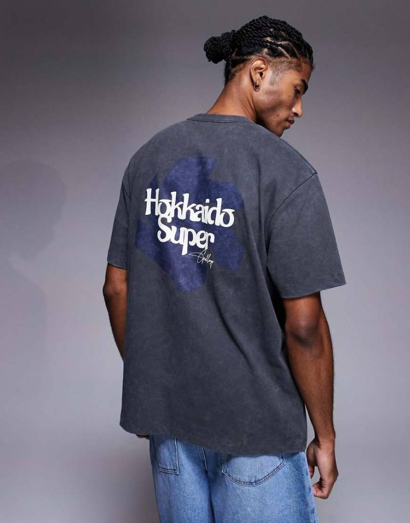 ASOS DESIGN - Relaxed-Fit-T-Shirt aus schwerem Stoff in verwaschenem Grau mit Text-Print von ASOS DESIGN
