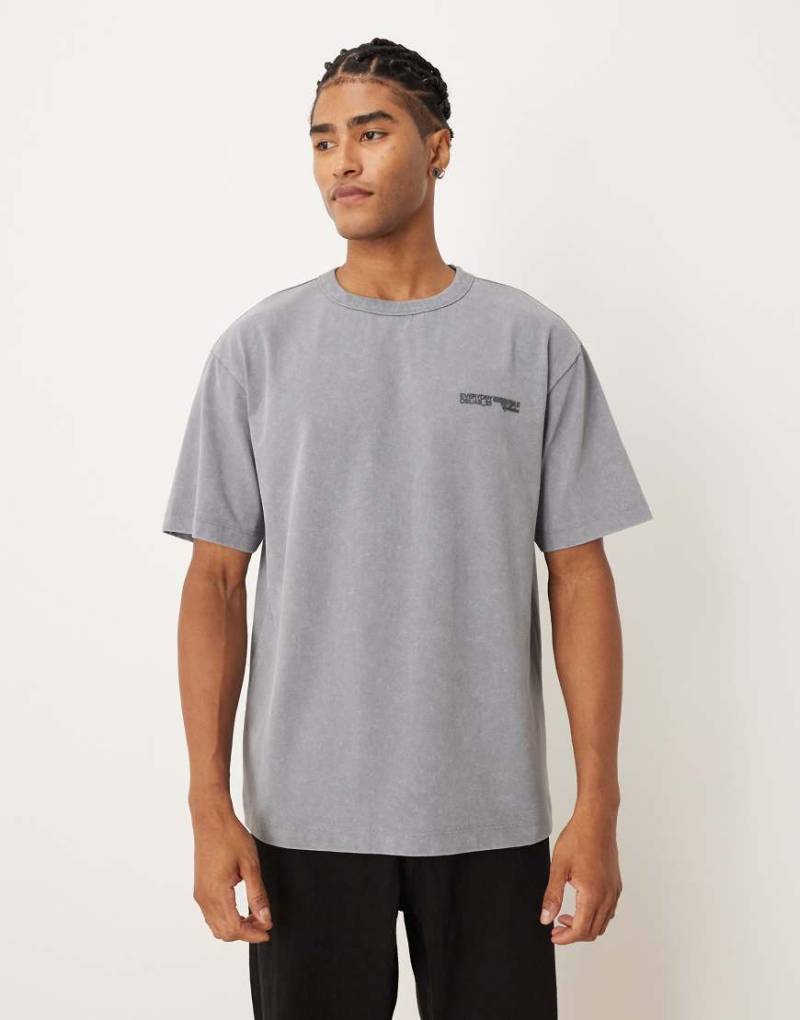 ASOS DESIGN - Relaxed-Fit-T-Shirt aus schwerem Stoff in verwaschenem Hellgrau mit Text-Print von ASOS DESIGN