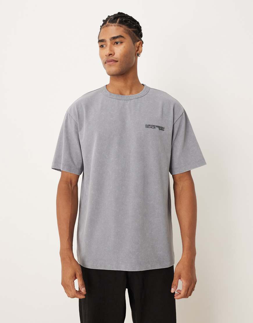 ASOS DESIGN - Relaxed-Fit-T-Shirt aus schwerem Stoff in verwaschenem Hellgrau mit Text-Print von ASOS DESIGN