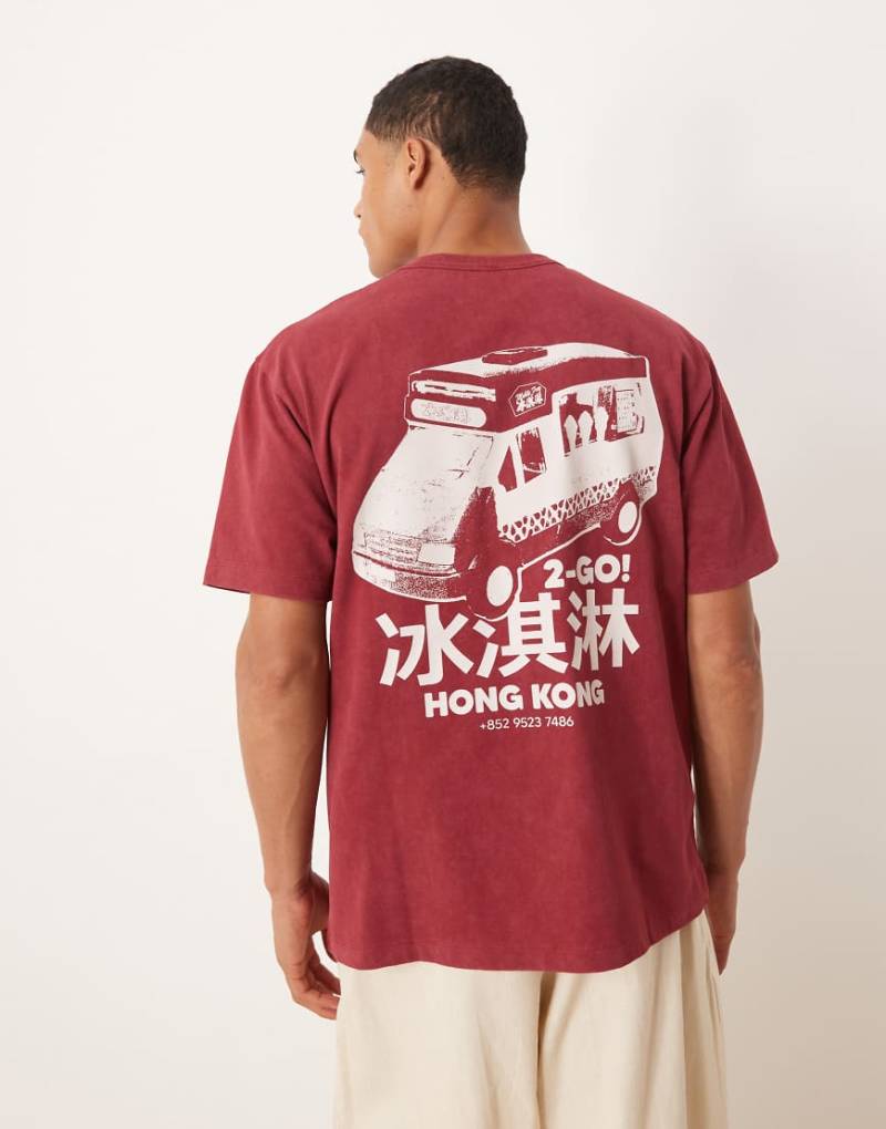 ASOS DESIGN - Relaxed-Fit-T-Shirt aus schwerem Stoff in verwaschenem Rot mit City-Print von ASOS DESIGN