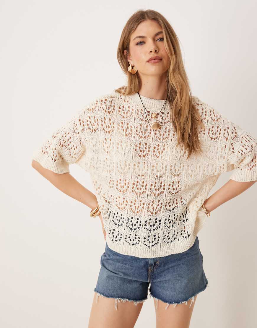 ASOS DESIGN - Relaxed-Fit-T-Shirt aus weitmaschigem Strick in Ecru-Neutral ASOS DESIGN - Relaxed-Fit-T-Shirt aus weitmaschigem Strick in Ecru-Neutral von ASOS DESIGN