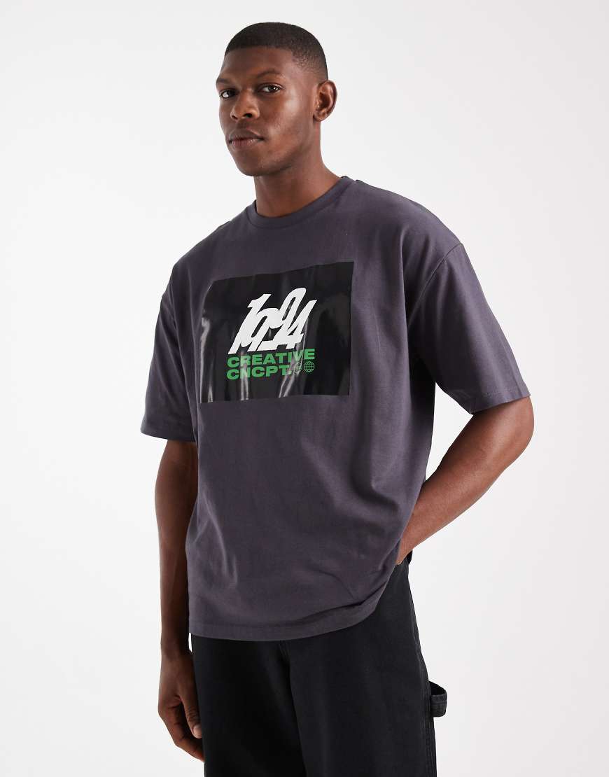 ASOS DESIGN - Relaxed Fit T-Shirt in Anthrazit mit Vinyl-Straßen-Print-Grau von ASOS DESIGN