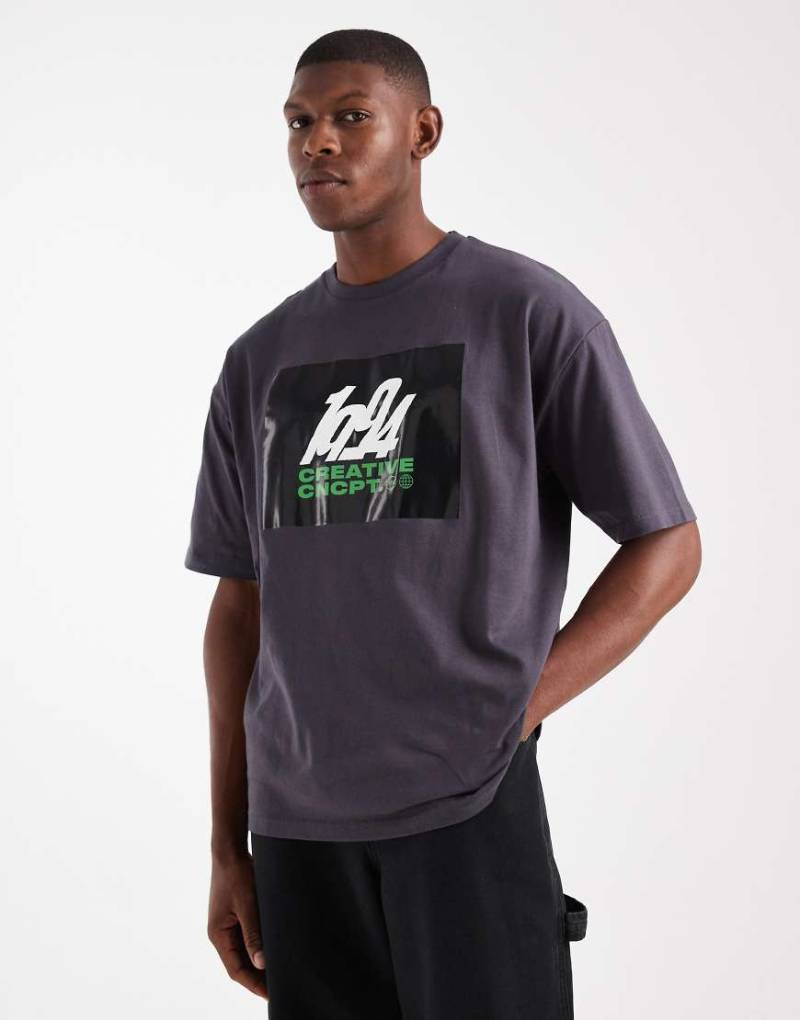 ASOS DESIGN - Relaxed Fit T-Shirt in Anthrazit mit Vinyl-Straßen-Print-Grau von ASOS DESIGN