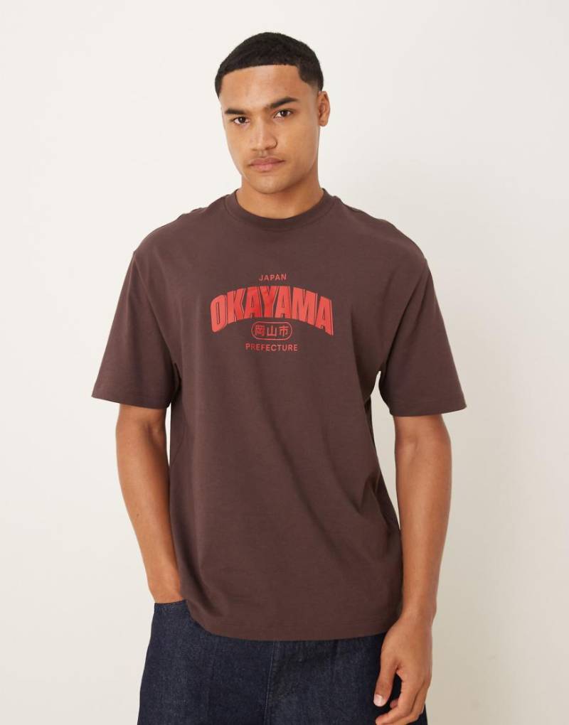 ASOS DESIGN - Relaxed-Fit-T-Shirt in Braun mit City-Print-Brown von ASOS DESIGN