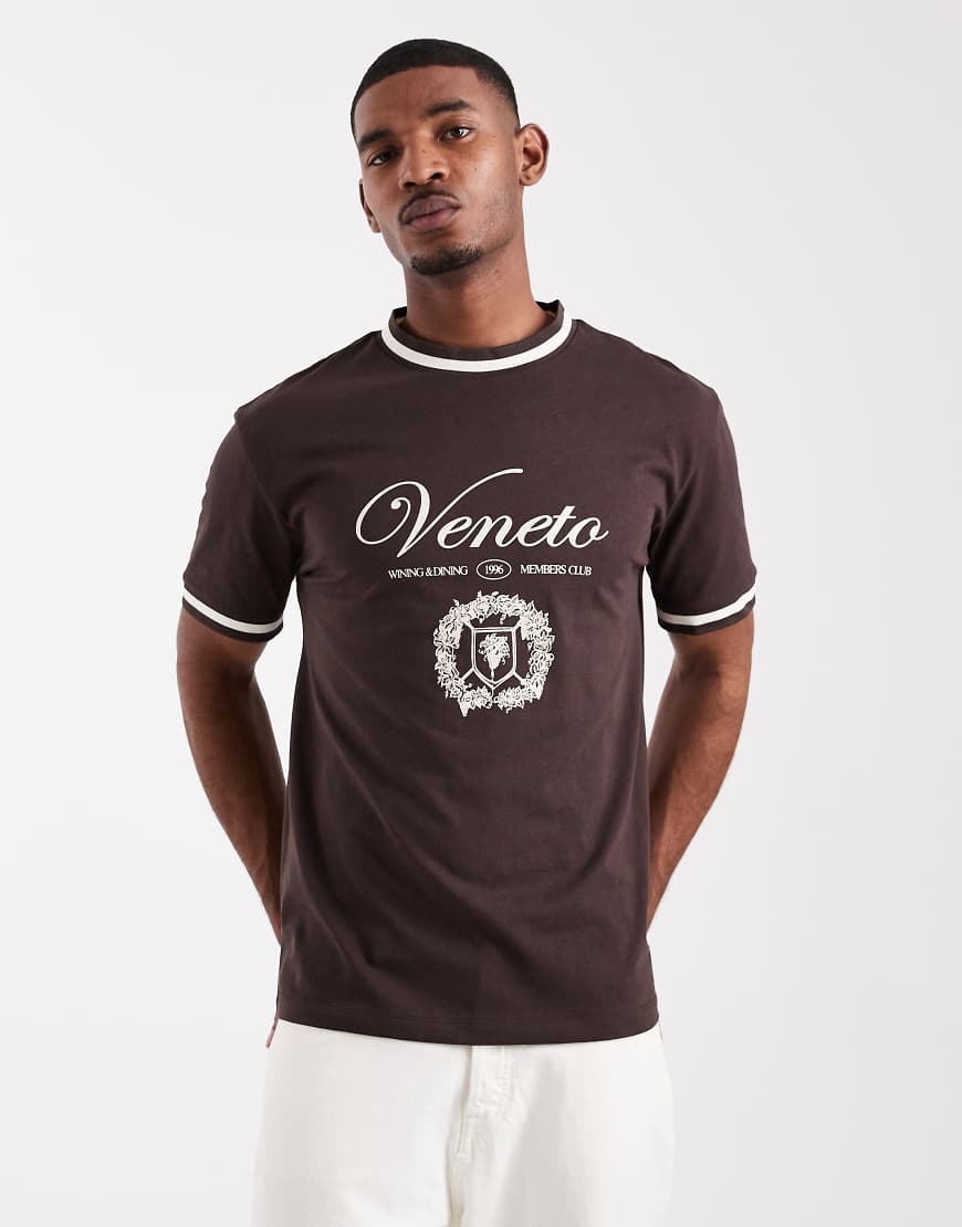 ASOS DESIGN - Relaxed-Fit-T-Shirt in Braun mit Kontraststreifen und gesticktem Grafikdetail-Brown von ASOS DESIGN