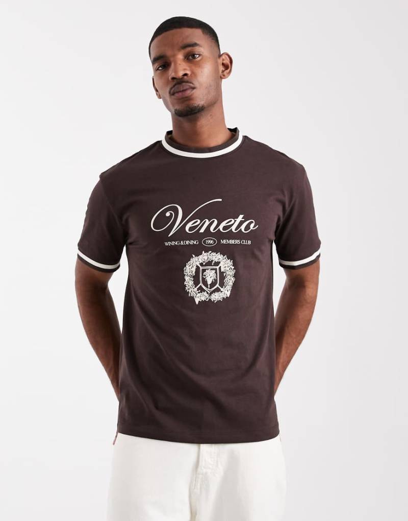 ASOS DESIGN - Relaxed-Fit-T-Shirt in Braun mit Kontraststreifen und gesticktem Grafikdetail-Brown von ASOS DESIGN