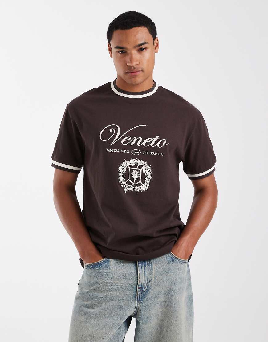 ASOS DESIGN - Relaxed-Fit-T-Shirt in Braun mit Kontraststreifen und gesticktem Grafikdetail-Brown von ASOS DESIGN