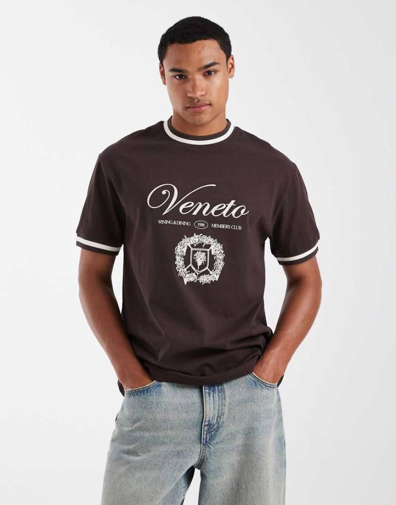 ASOS DESIGN - Relaxed-Fit-T-Shirt in Braun mit Kontraststreifen und gesticktem Grafikdetail-Brown von ASOS DESIGN