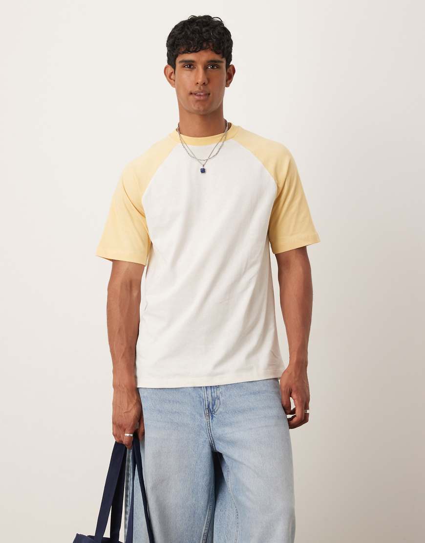 ASOS DESIGN - Relaxed Fit T-Shirt in Cremeweiß mit Raglanärmeln ASOS DESIGN - Relaxed Fit T-Shirt in Cremeweiß mit Raglanärmeln von ASOS DESIGN