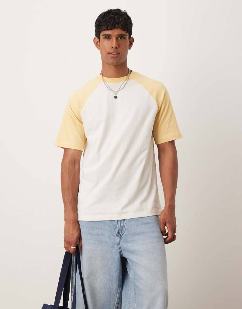 ASOS DESIGN - Relaxed Fit T-Shirt in Cremeweiß mit Raglanärmeln von ASOS DESIGN