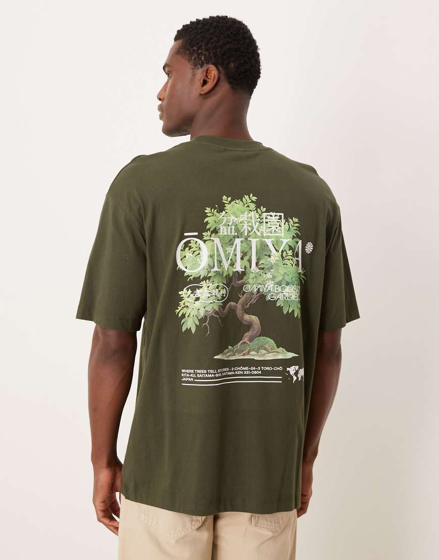 ASOS DESIGN - Relaxed-Fit-T-Shirt in Dunkelgrün mit Bonsai-Print von ASOS DESIGN