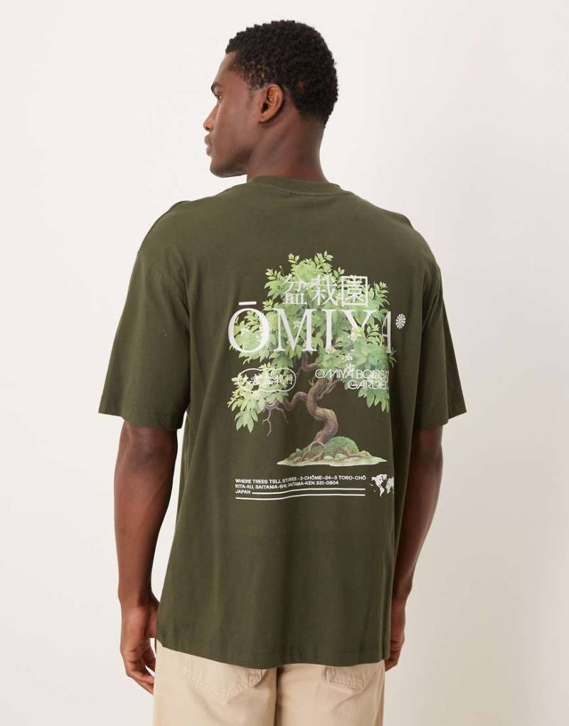 ASOS DESIGN - Relaxed-Fit-T-Shirt in Dunkelgrün mit Bonsai-Print von ASOS DESIGN