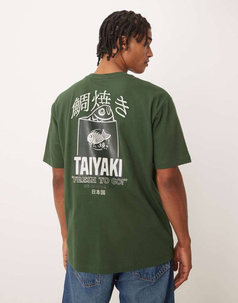 ASOS DESIGN - Relaxed-Fit-T-Shirt in Dunkelgrün mit Souvenir-Print von ASOS DESIGN