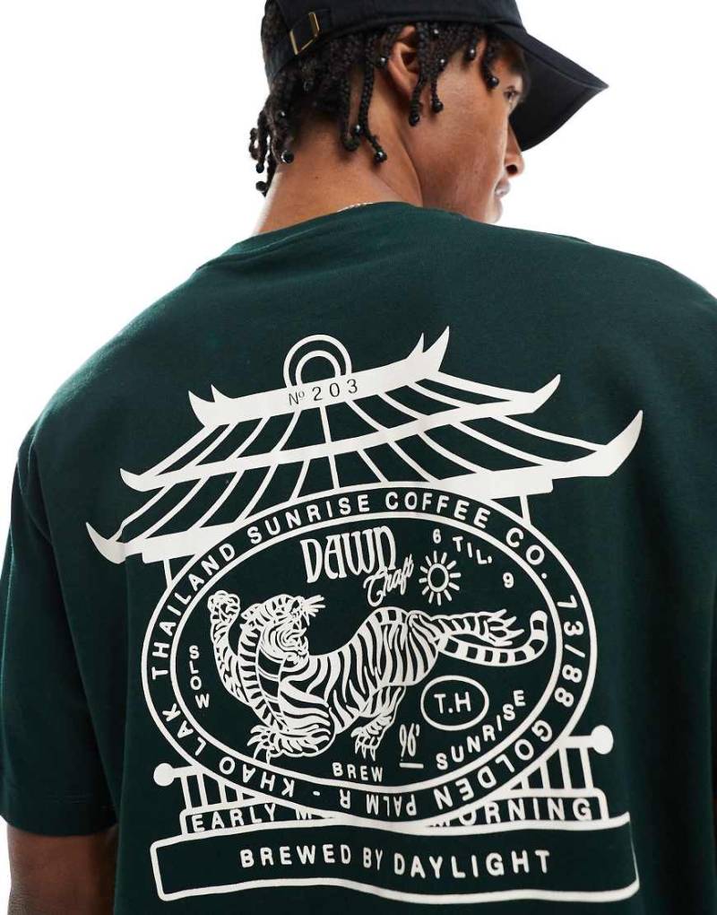 ASOS DESIGN - Relaxed-Fit-T-Shirt in Dunkelgrün mit Souvenir-Print von ASOS DESIGN