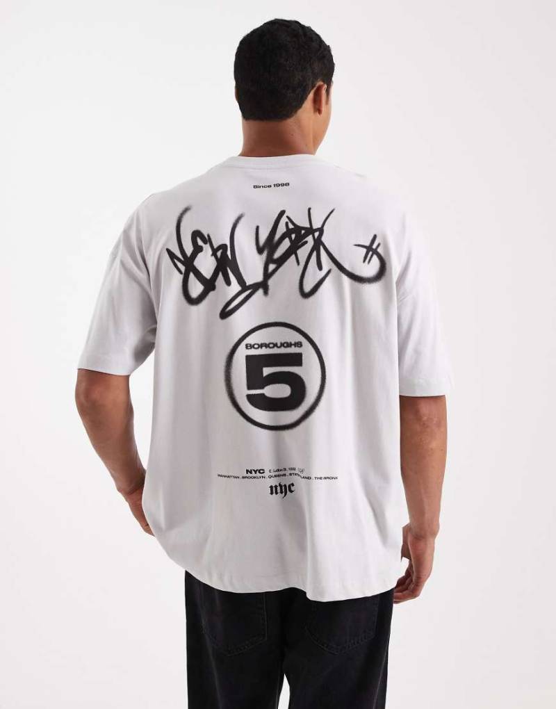 ASOS DESIGN - Relaxed-Fit-T-Shirt in Grau mit überschnittener Schulter und Street-Schaumprint von ASOS DESIGN
