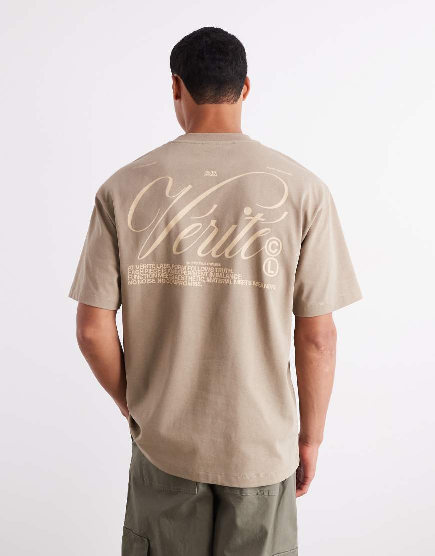 ASOS DESIGN - Relaxed-Fit-T-Shirt in Graubeige mit Print auf Rücken-Brown von ASOS DESIGN