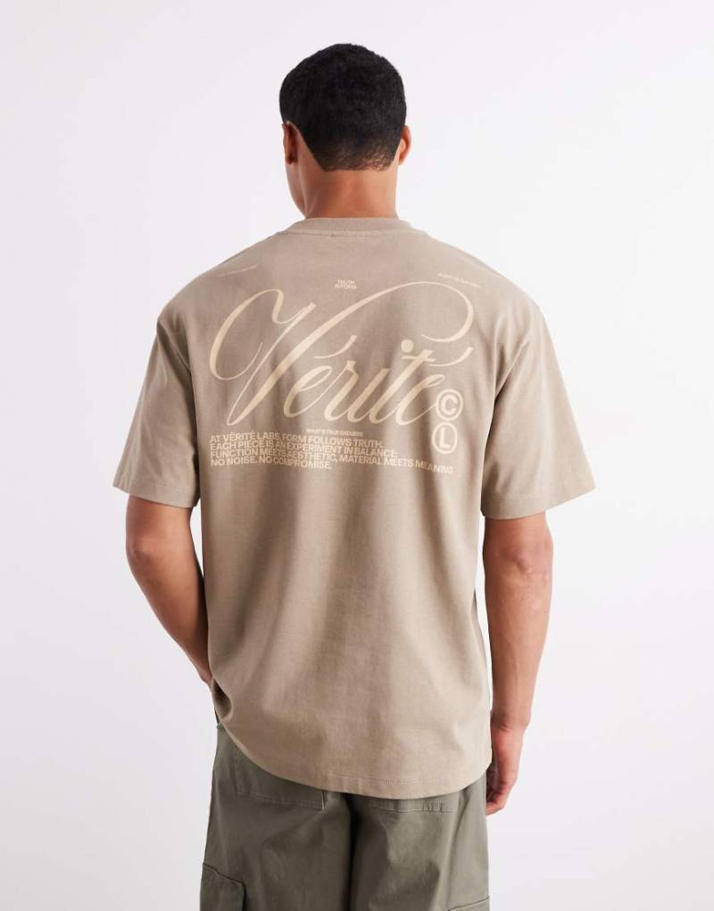 ASOS DESIGN - Relaxed-Fit-T-Shirt in Graubeige mit Print auf Rücken-Brown von ASOS DESIGN