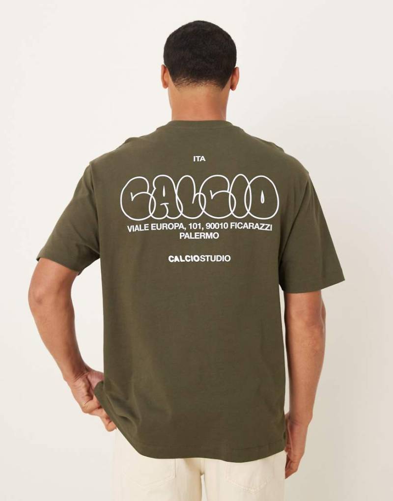ASOS DESIGN - Relaxed-Fit-T-Shirt in Khaki mit Rückenprint-Grün von ASOS DESIGN